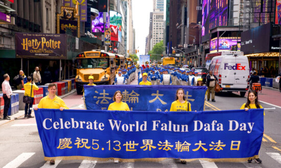 Thousands Parade Through Manhattan to Celebrate World Falun Dafa Day