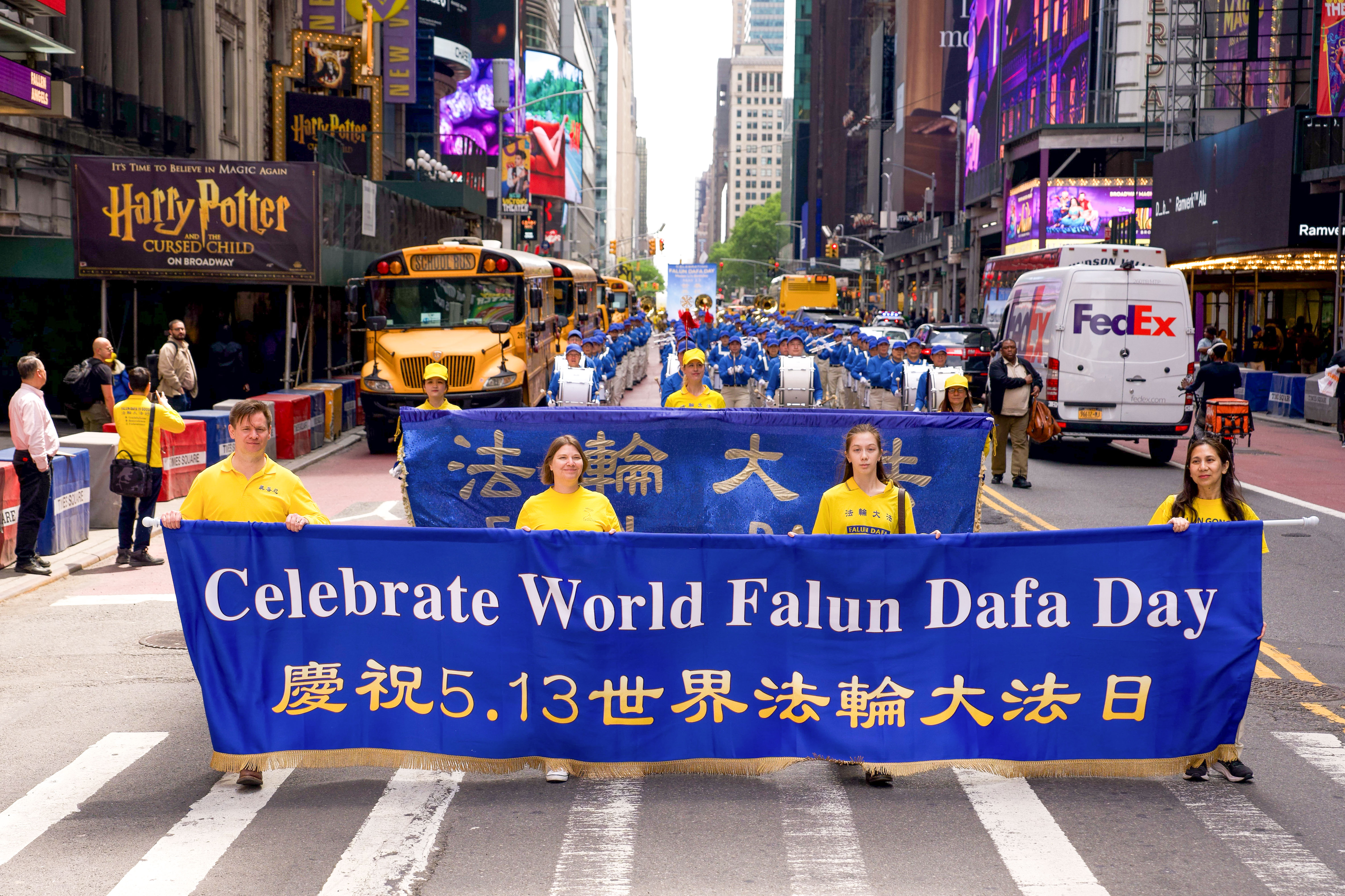 Thousands Parade Through Manhattan to Celebrate World Falun Dafa Day