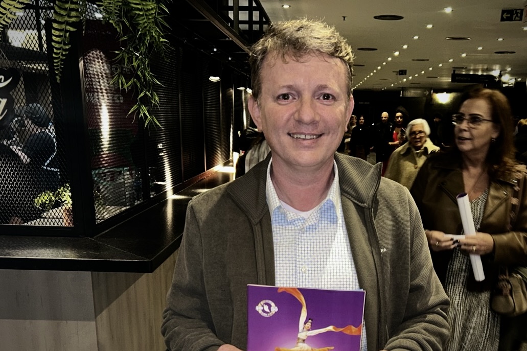 Lawyer Jean Paulo Tomaz Santana enjoys Shen Yun Performing Arts at the Teatro FIERGS in Porto Alegre, Brazil, on May 9, 2026. (Marcos Schotgues/The Epoch Times)