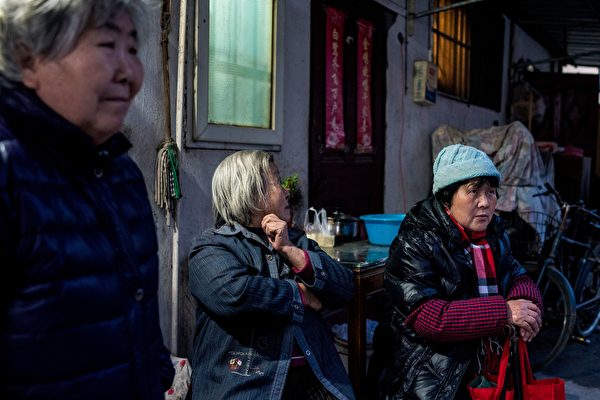 Residents in the historic Laoximen in Huangpu District, Shanghai, on Dec. 26, 2017.
(Chandan Khanna/AFP/Getty Images)