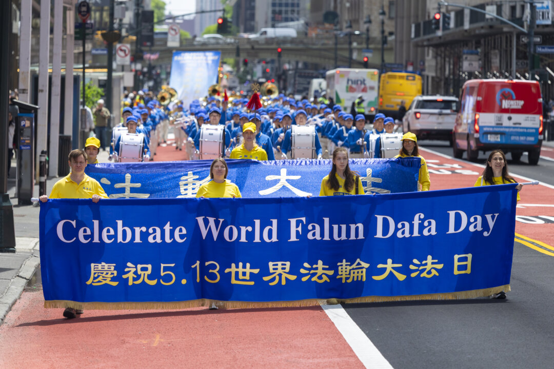 New Yorkers, Global Tourists Applaud Peaceful Falun Gong March as Persecution Rages in China