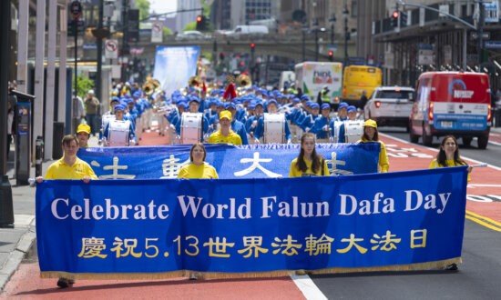 New Yorkers, Global Tourists Applaud Peaceful Falun Gong March as Persecution Rages in China