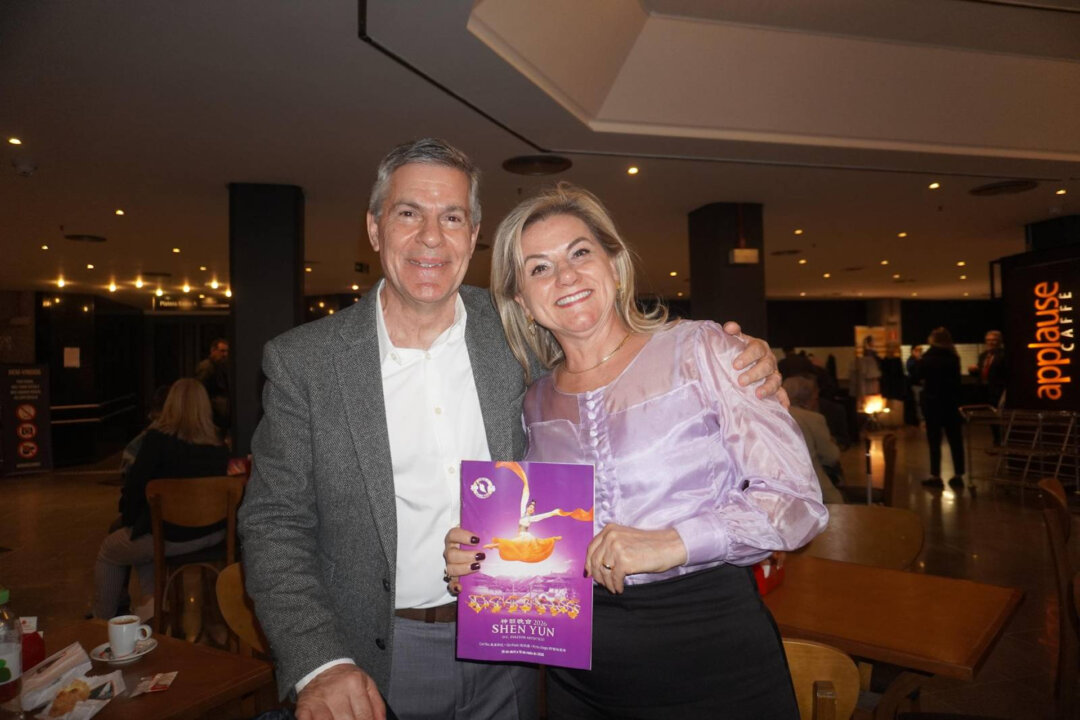 Ana Faviero and Ricardo Vasconcellos attend the Shen Yun Performing Arts performance at Teatro FIERGS on May 9, 2026. (Mary Man/The Epoch Times)