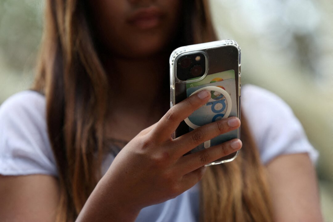 UK Doctors Compare Social Media Harms Affecting Children to Smoking