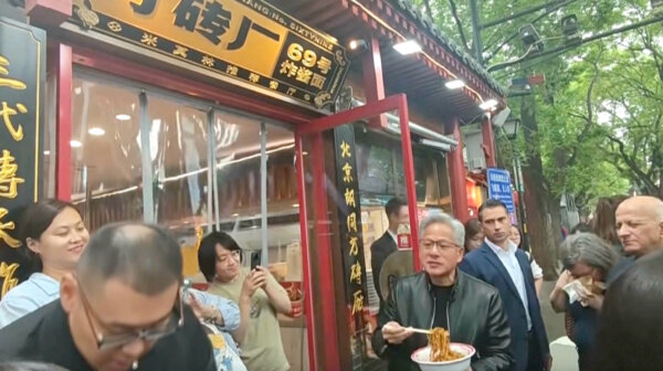 ▶ NVIDIA CEO Jensen Huang Eats Noodles on Streets of Beijing