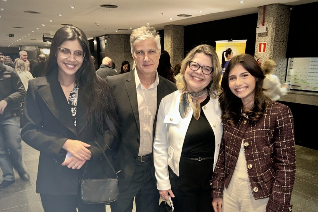 Classical musician Edson Peixoto (2nd L) and his wife, physician Angelita Peixoto (2nd R), attend Shen Yun Performing Arts at the Teatro FIERGS in Porto Alegre, Brazil, on May 9, 2026. (Marcos Schotgues/The Epoch Times)