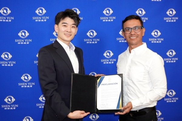On the evening of May 10, 2026, Víctor Hugo Hernández López, a city council member from Guadalajara, Jalisco, Mexico, presented a letter of commendation to the Shen Yun artists after attending the performance. (Lily Yu/The Epoch Times)