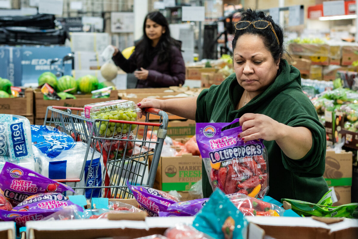 People shop for groceries at a store in Mount Laurel, N.J., on Feb. 5, 2025. (Samira Bouaou/The Epoch Times)