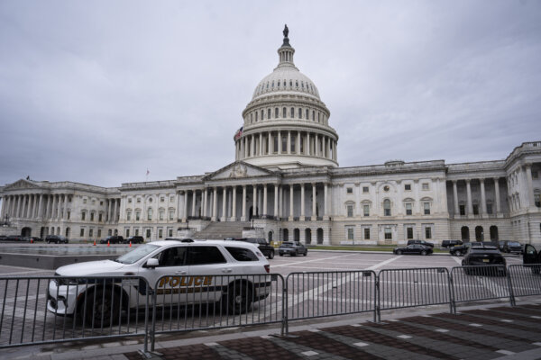 Senate Moves Ahead With Bill to Fund ICE, Border Patrol