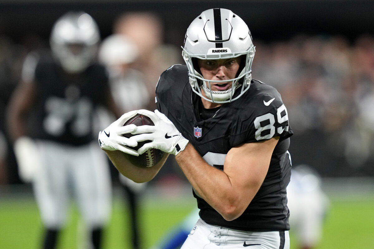 Brock Bowers of the Raiders runs the ball after a catch against the Dallas Cowboys at Allegiant Stadium in Las Vegas on Nov. 17, 2025. (Candice Ward/Getty Images)