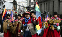 Day in Photos: Cholitas March, Venezuelans’ Repatriation, and Bird Show in Qatar