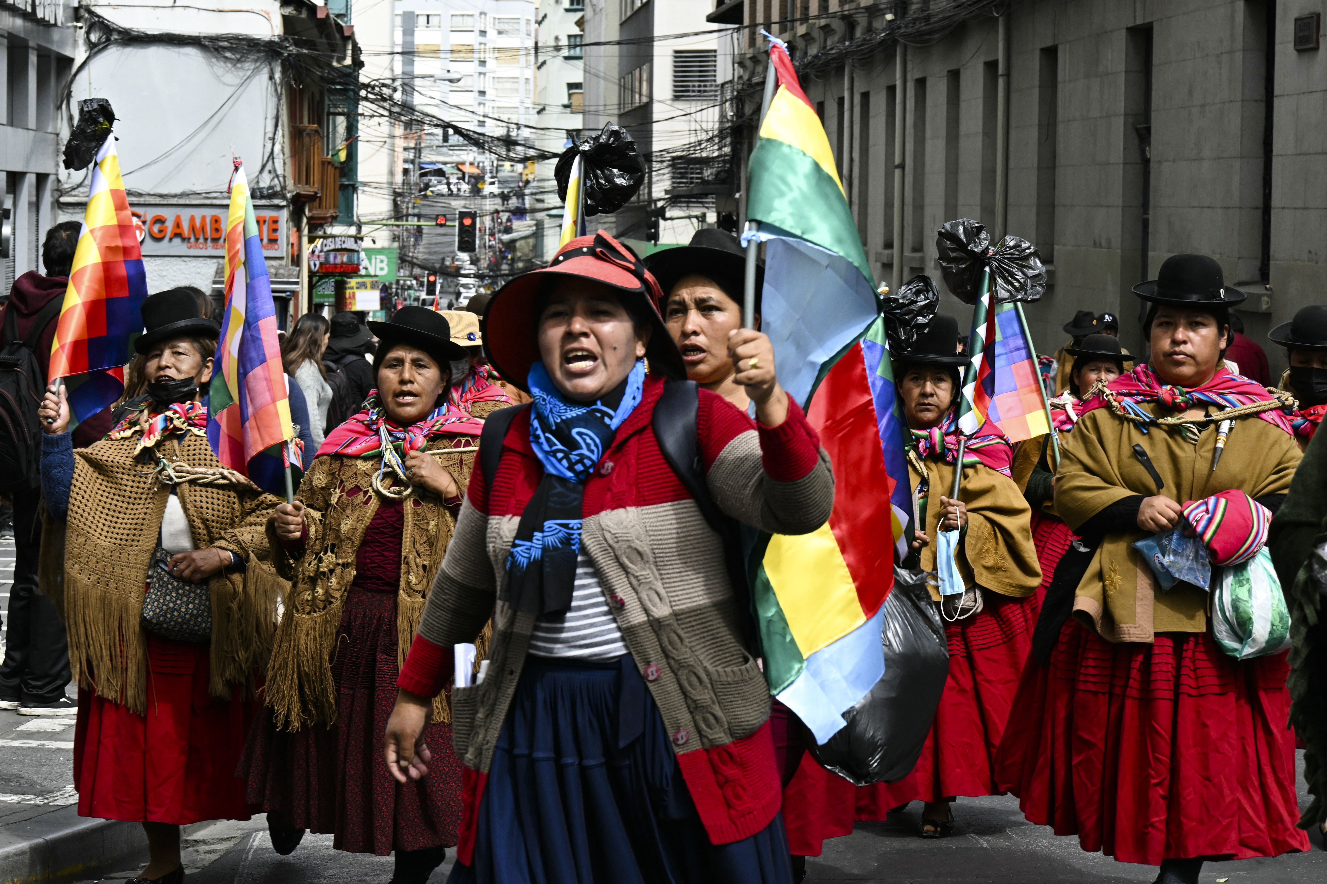 Day in Photos: Cholitas March, Venezuelans’ Repatriation, and Bird Show in Qatar