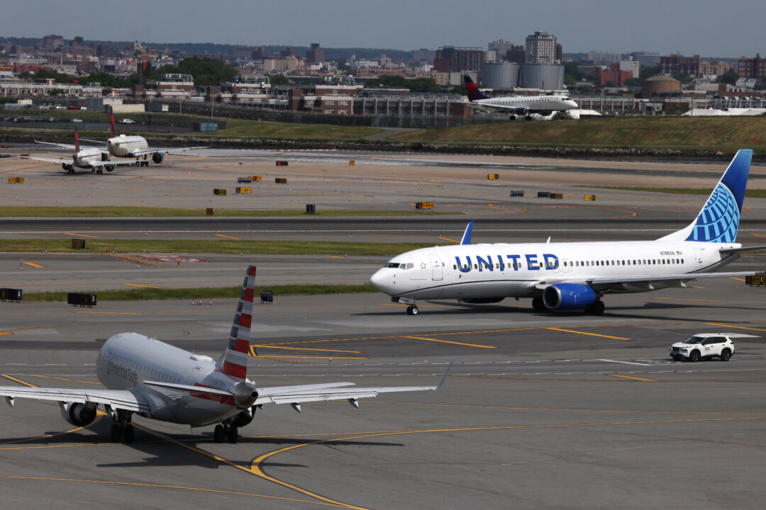 New York LaGuardia Runway Reopens After Repairs