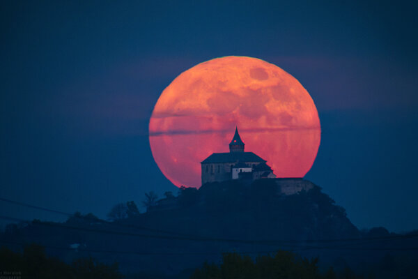 Czech Photographer Captures ‘Unrepeatable’ Red Full Moon Behind 15th-Century Castle