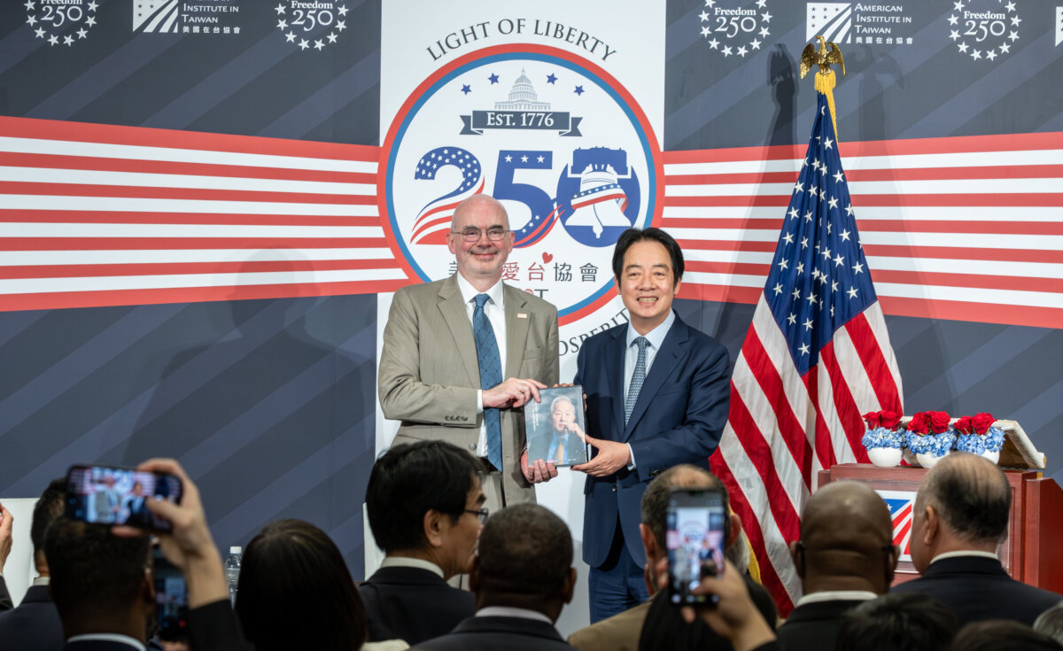 On May 27, President Lai Ching-te attended the "Celebrating America's 250th Anniversary" event hosted by AIT. He gave a copy of Morris Chang’s autobiography as a gift for President Trump and asked AIT Director Raymond Greene to pass it along. Wang Yu Ching / Office of the Taiwan President