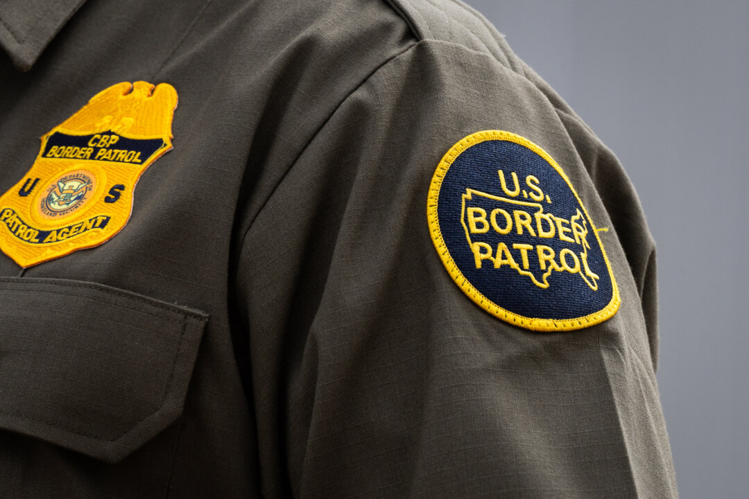 “Texas Authorities Capture 6 Chinese Nationals in Disguise, Raising Concerns”