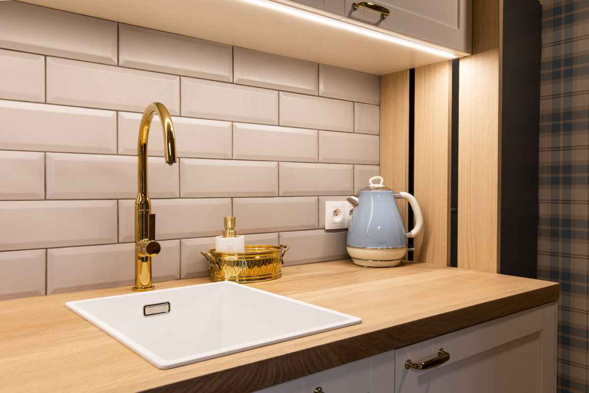 There is a brass fixture finishing technology that protects the brass so it will not tarnish. The brass body of the fixture is coated with a thin coat of a special brass alloy in a vacuum chamber. The finish not only never tarnishes, but it is also extremely durable. (blaskor/Shutterstock)