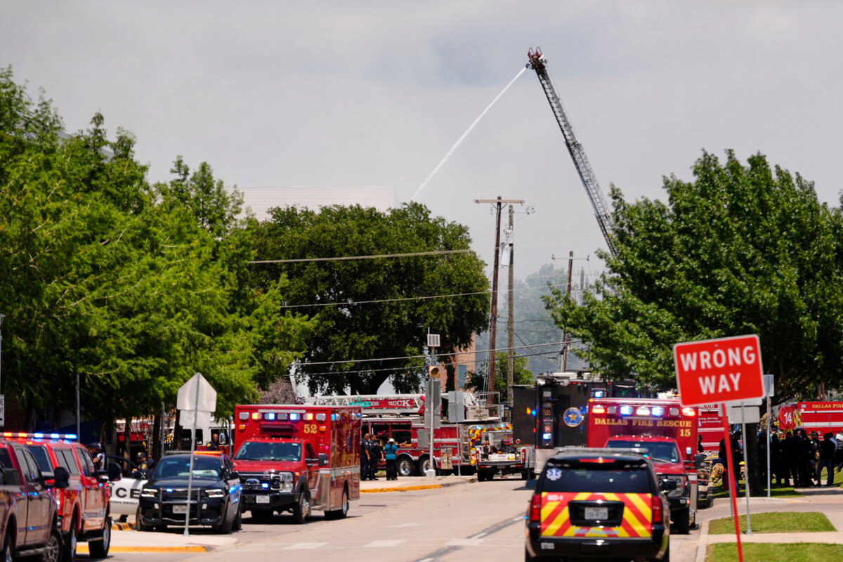 Police and firefighting crews respond to the scene of a large fire at an apartment complex in Dallas, on May 28, 2026. (AP Photo/Gabriela Passos)