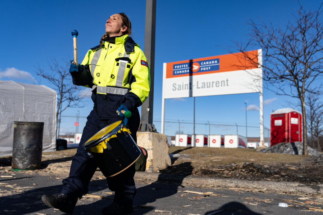 Cover image for Canada Post Workers Set to Wrap up Voting on New Tentative Deal