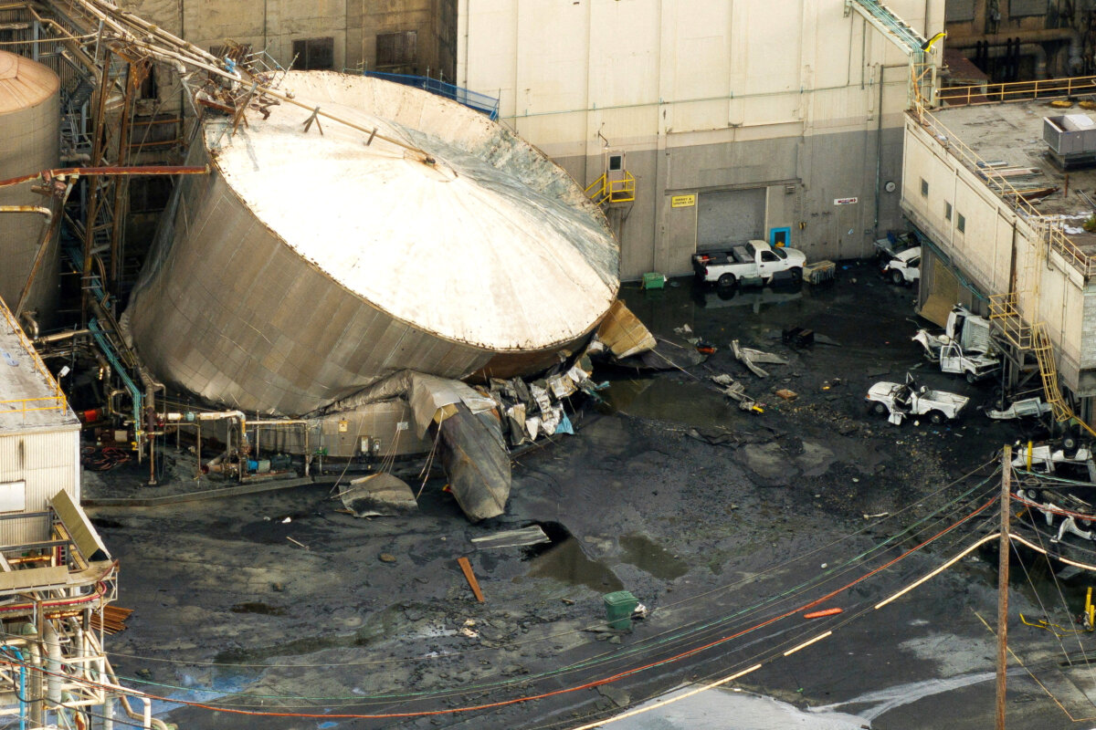 A chemical tank after its rupture at the Nippon Dynawave Packaging pulp and paper mill in Longview, Wash., on May 26, 2026. (David Ryder/Reuters)