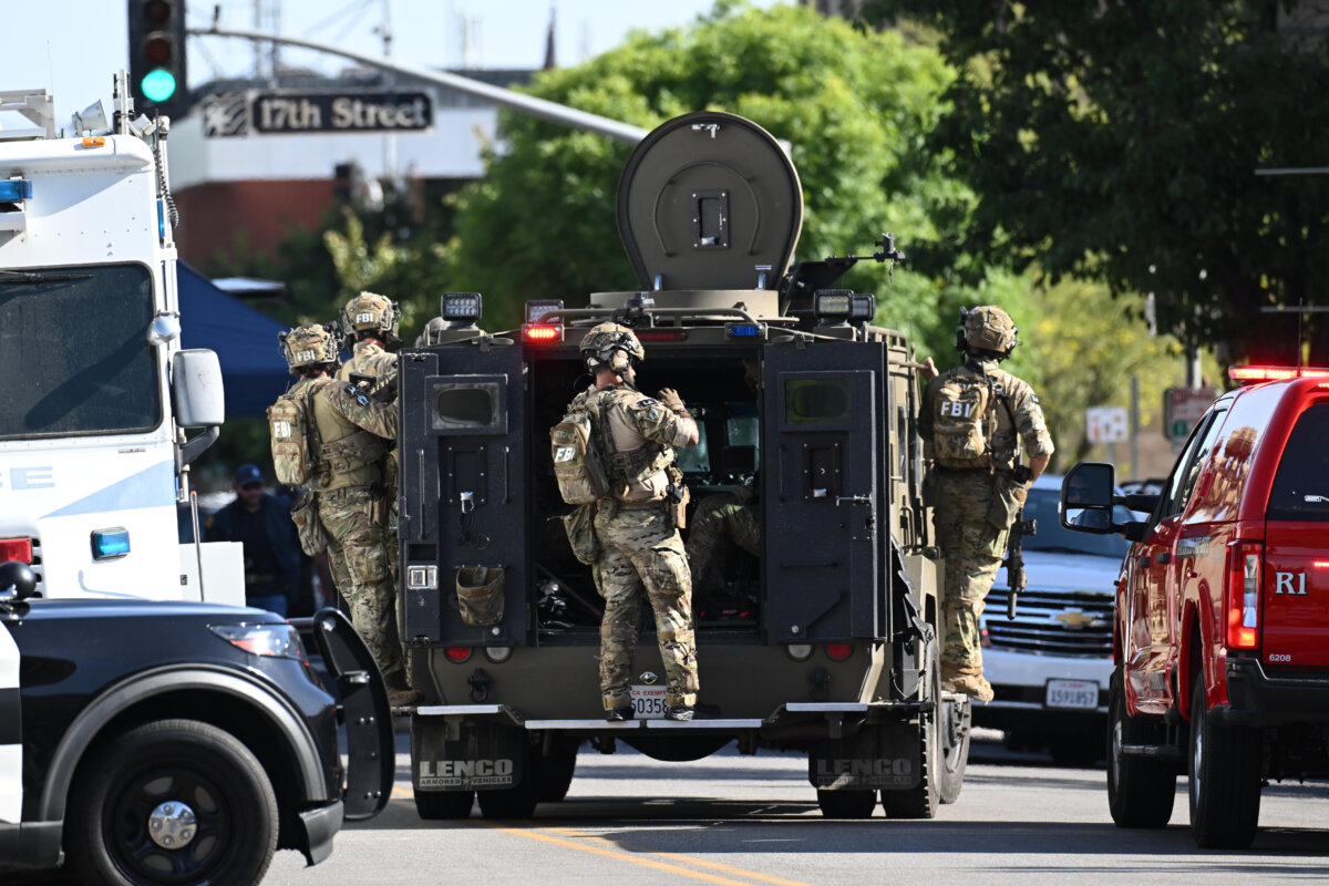 FBI agents respond after a man barricaded himself inside a building with hostages Tuesday, June 2, 2026, in Bakersfield, Calif. (David Dennis/AP Photo)