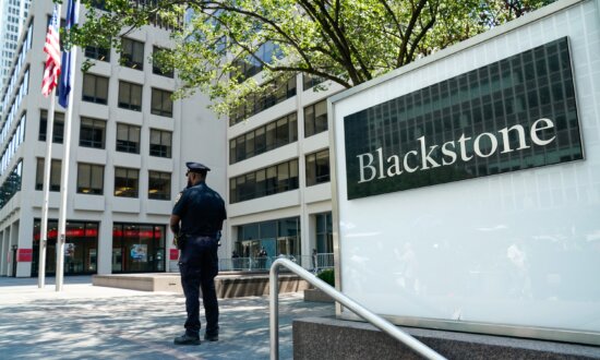 Blackstone Caps Withdrawals From Flagship Private-Credit Fund