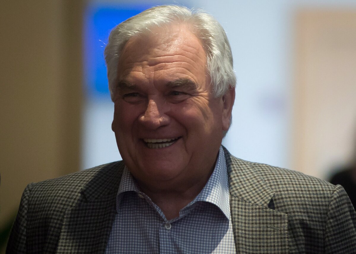 Mediator Vince Ready arrives to meet with B.C. Teachers' Federation president Jim Iker and B.C. Public School Employers' Association negotiator Peter Cameron in Richmond, B.C., on Aug. 28, 2014. (The Canadian Press/Darryl Dyck)