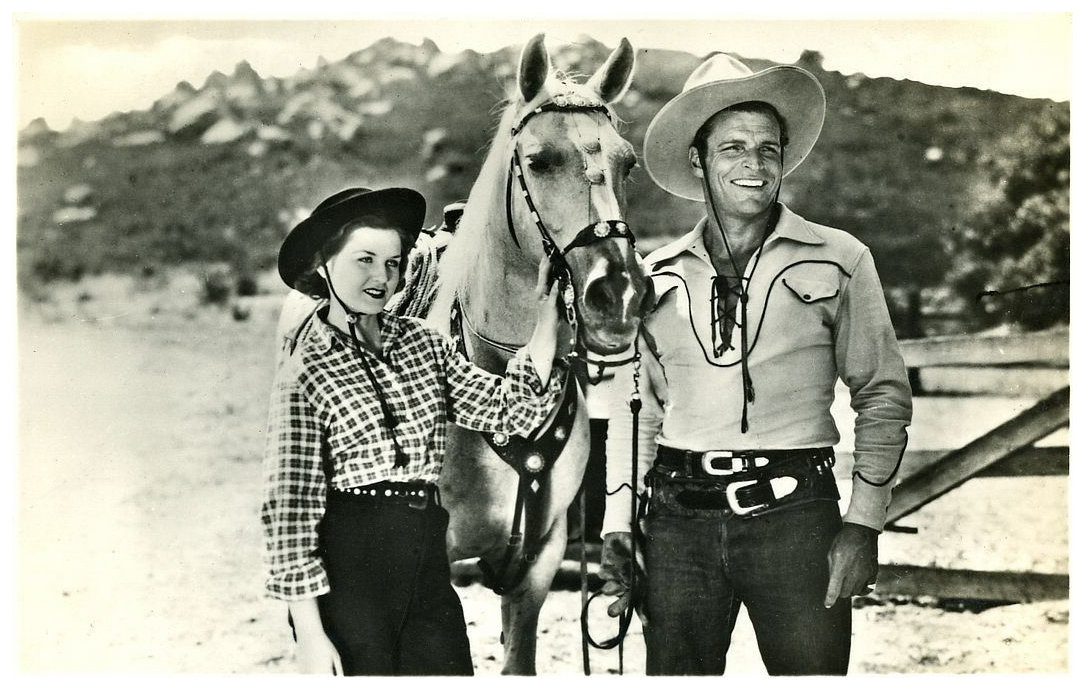 Marian Garnet (Janet Warren, billed as Elaine Morey) and Billy Carson (Buster Crabbe), in "Wild Horse Phantom." (GJW+)