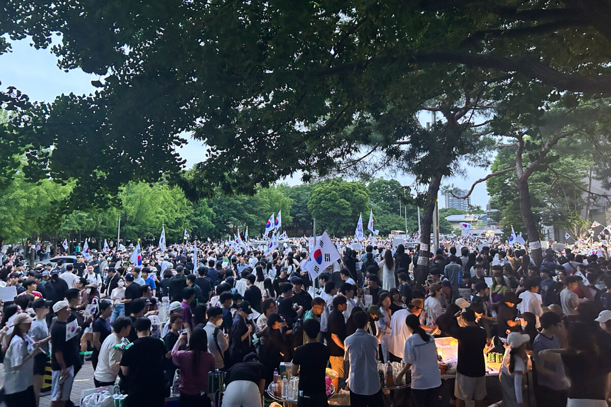 Thousands of citizens gather to call for a new election outside the Songpa District vote-counting center at the Handball Gymnasium in Olympic Park in Seoul, South Korea, on June 6, 2026. (Khasub Lee/Epoch Times Korea)