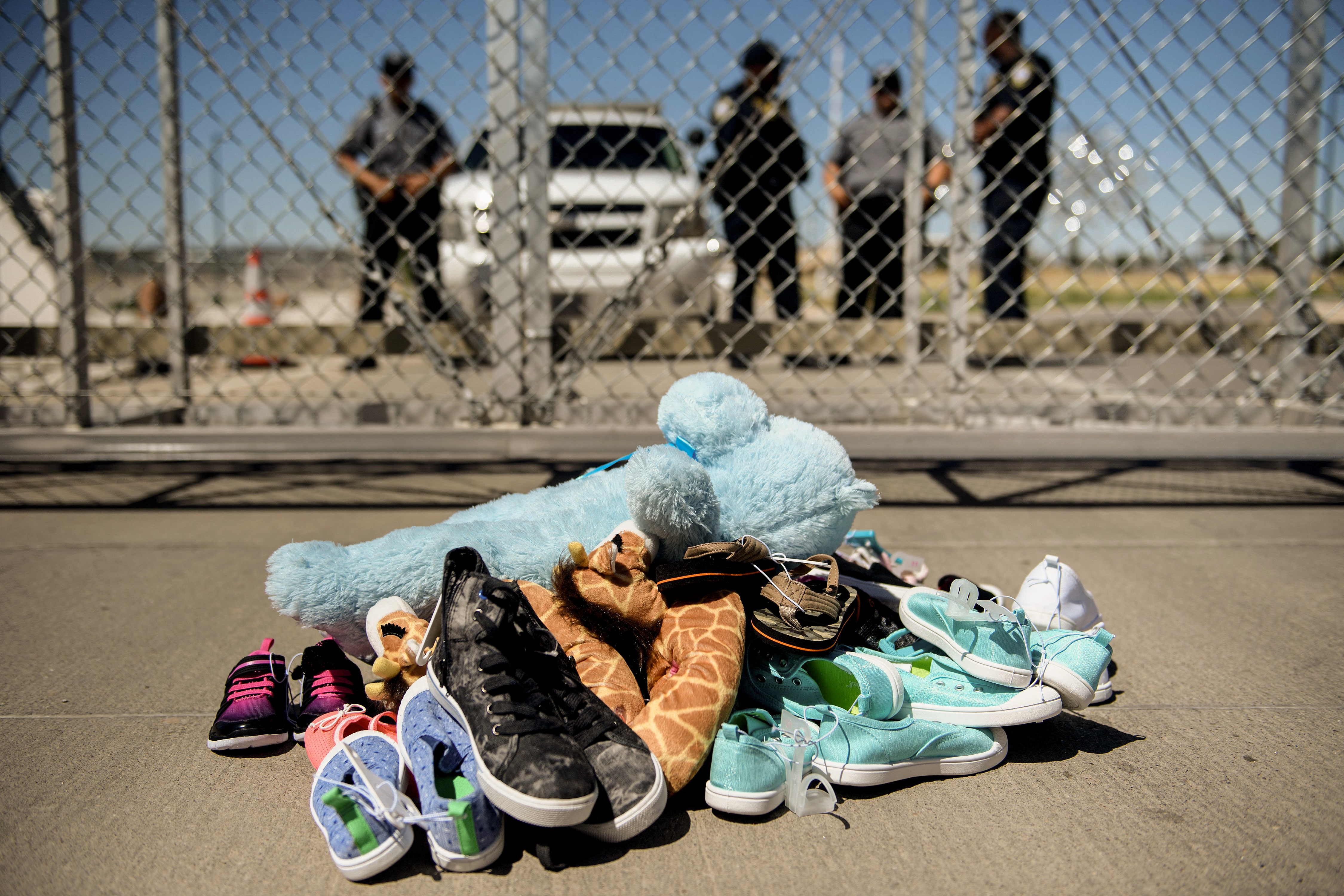 TOPSHOT-US-MEXICO-IMMIGRATION-MAYORS-RALLY-MIGRANTS