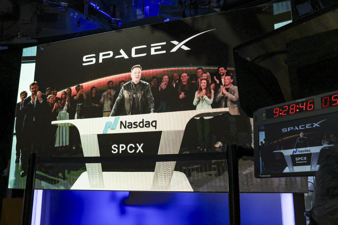 Elon Musk Becomes World’s First Trillionaire as SpaceX Surges on Debut