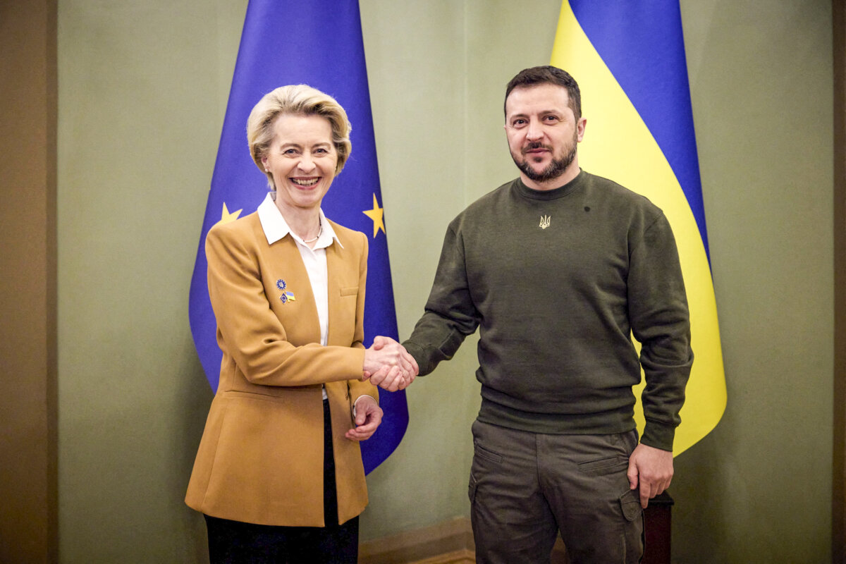 Ukraine's President Volodymyr Zelenskiy and European Commission President Ursula von der Leyen pose for a picture, as Russia's attack on Ukraine continues, ahead of EU summit in Kyiv, Ukraine February 2, 2023. Ukrainian Presidential Press Service/Handout via REUTERS.