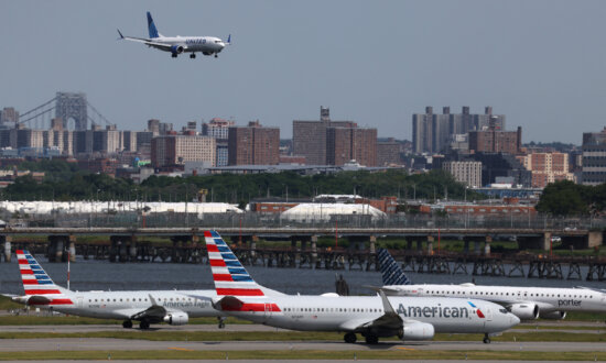 FAA Extends Flight Limits at Busy NY Area Airports
