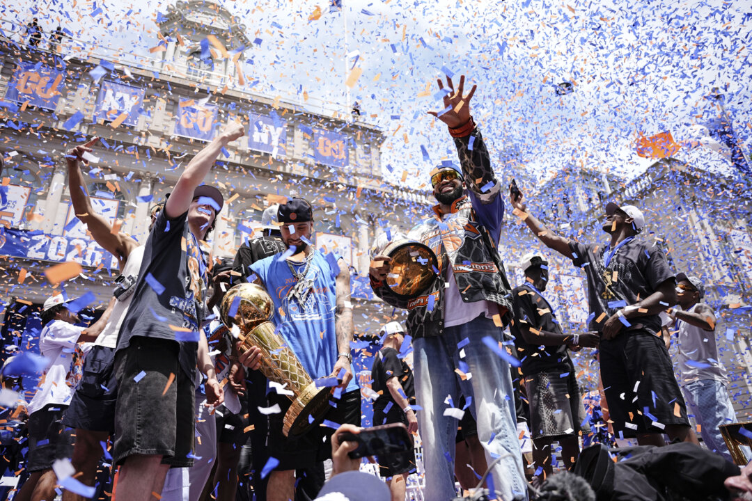 Throngs of Knicks Fans Celebrate Championship in Manhattan Parade