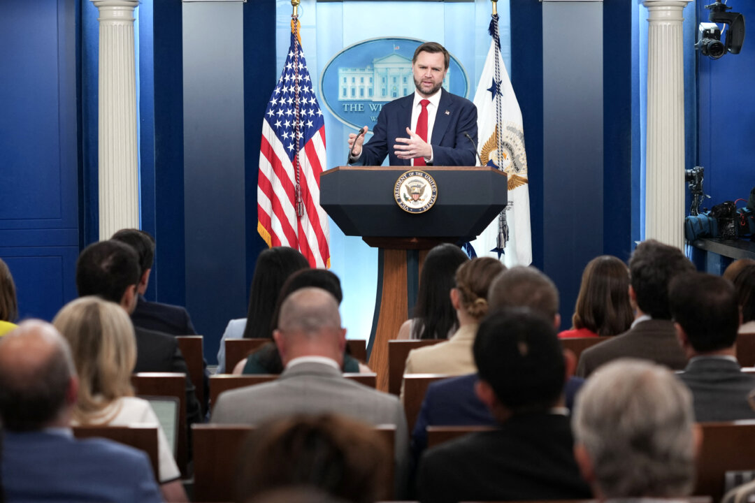 White House Delays Vance’s Trip to Switzerland for Iran Talks