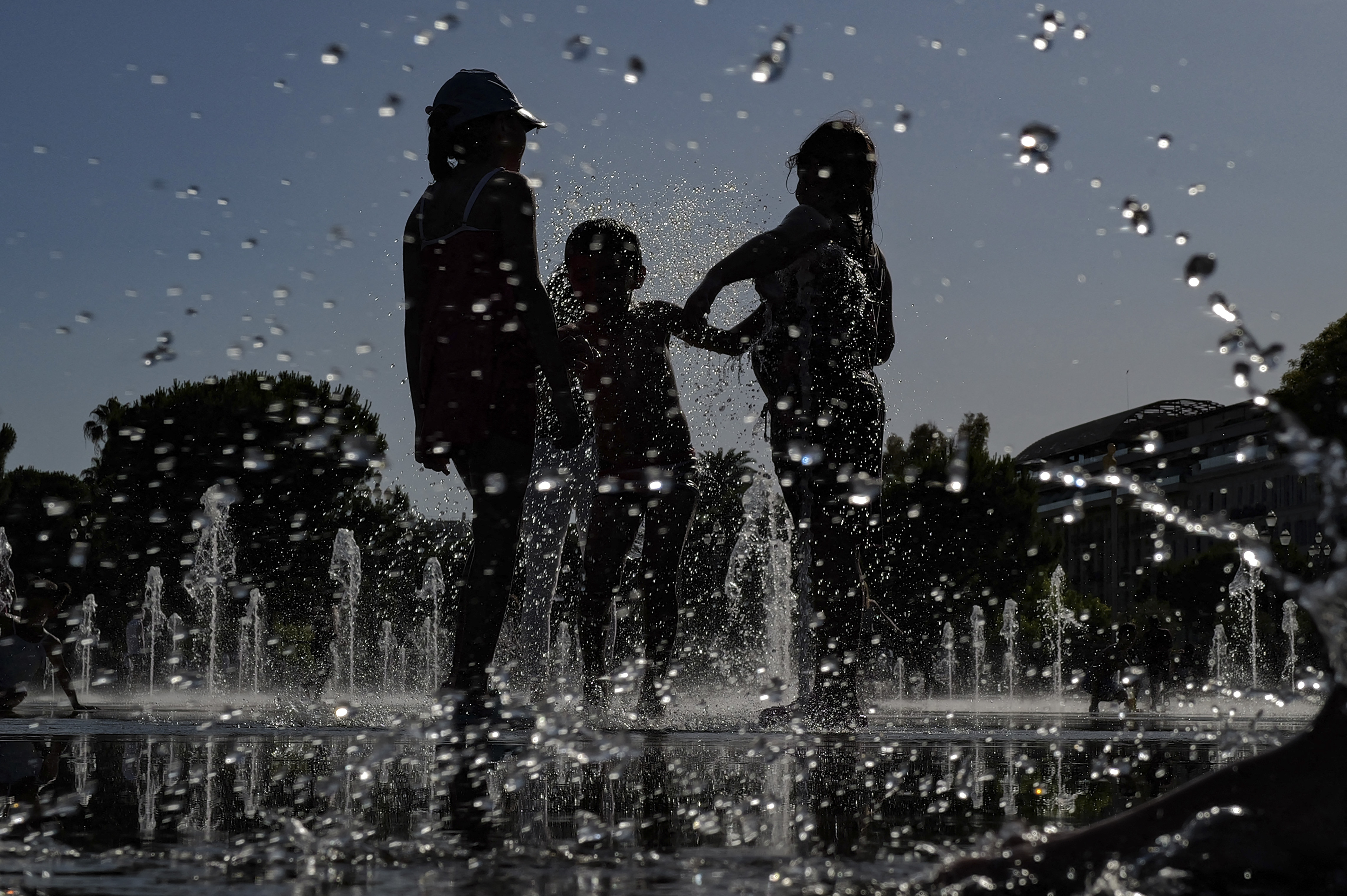 TOPSHOT-FRANCE-WEATHER-CLIMATE-HEAT