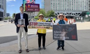 Demonstrators Gather Outside American Transplant Congress Over Evidence of Forced Organ Harvesting in China