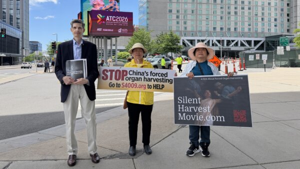 Demonstrators Gather Outside American Transplant Congress Over Evidence of Forced Organ Harvesting in China