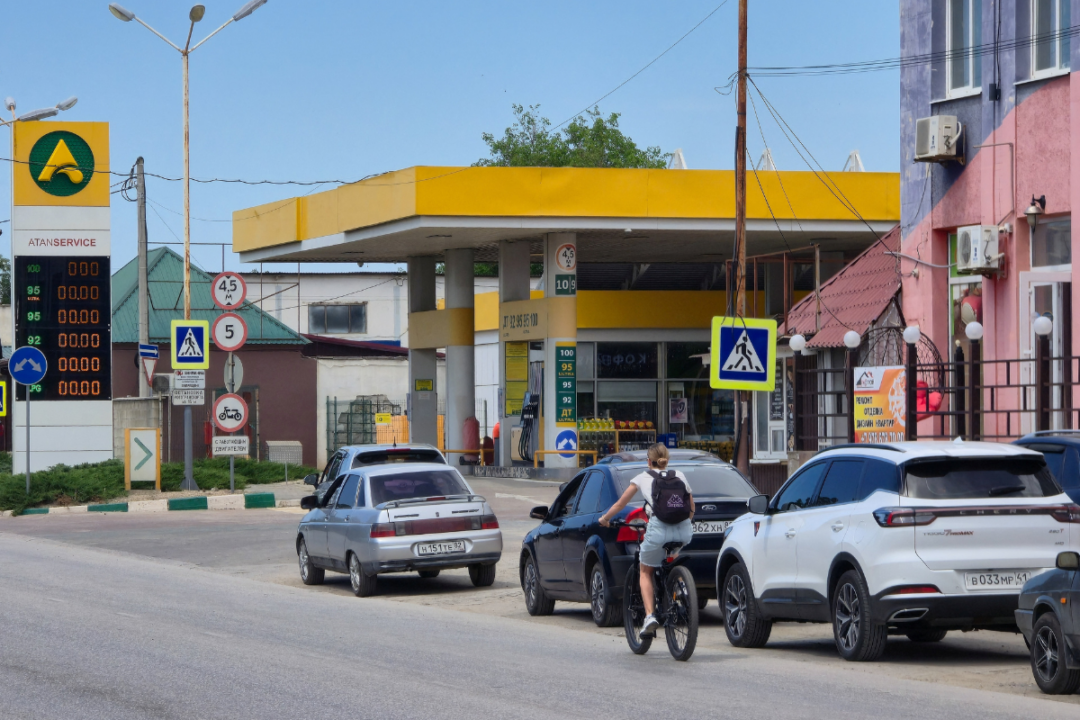 Crimea Suspends Public Fuel Sales; Russia Shoots Down More Than 80 Drones Heading Toward Moscow