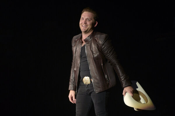 Country Troubadour: Justin Moore Releases ‘Greatest Hits’ Album
