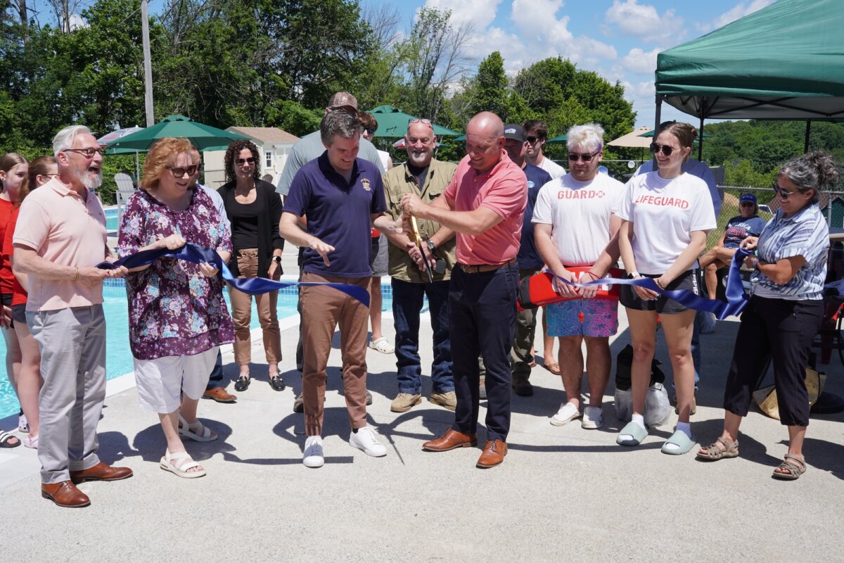 State Sen. James Skoufis (L) and Town of Warwick Supervisor Jesse Dwyer (R) cutting the ribbon at the newly renovated Mountain Lake Park Pool in Warwick, N.Y., on June 24, 2026. (Oliver Mantyk/The Epoch Times)