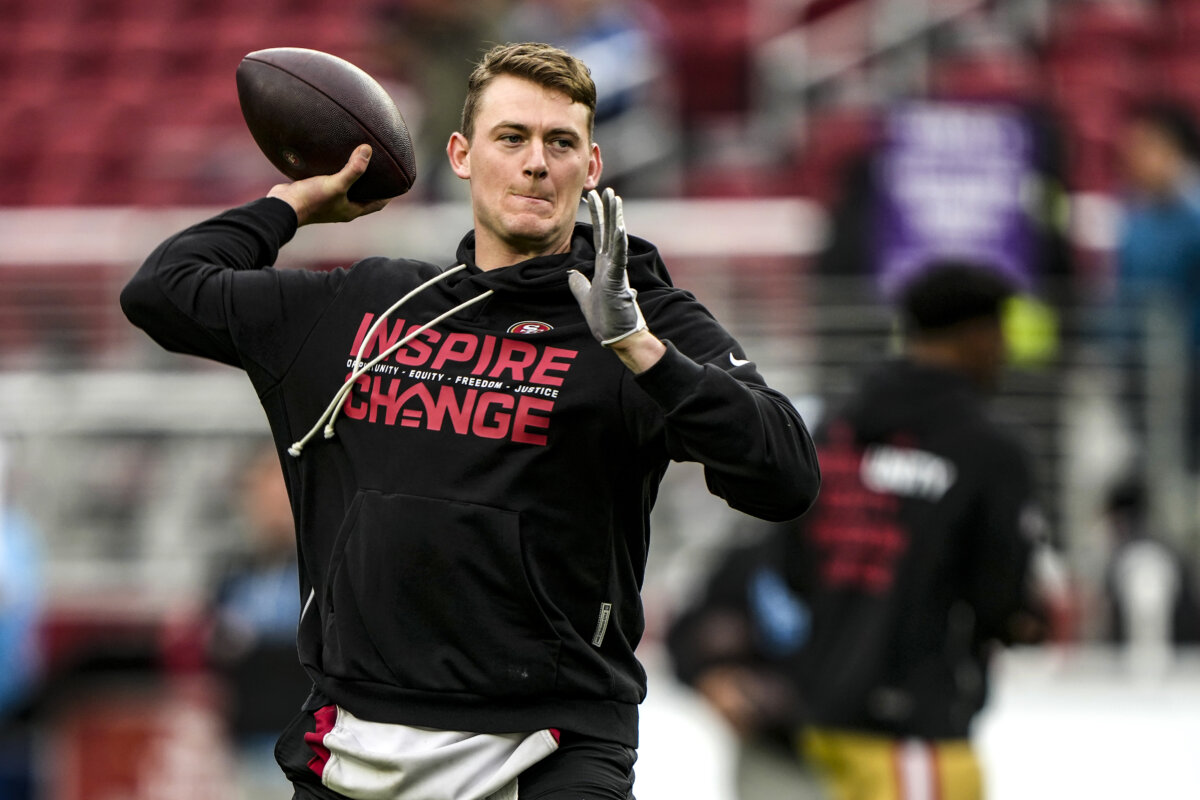 SANTA CLARA, CALIFORNIA - DECEMBER 14: Mac Jones #10 of the San Francisco 49ers warms up before the game against the Tennessee Titans at Levi's Stadium on December 14, 2025 in Santa Clara, California. (Photo by Thearon W. Henderson/Getty Images)