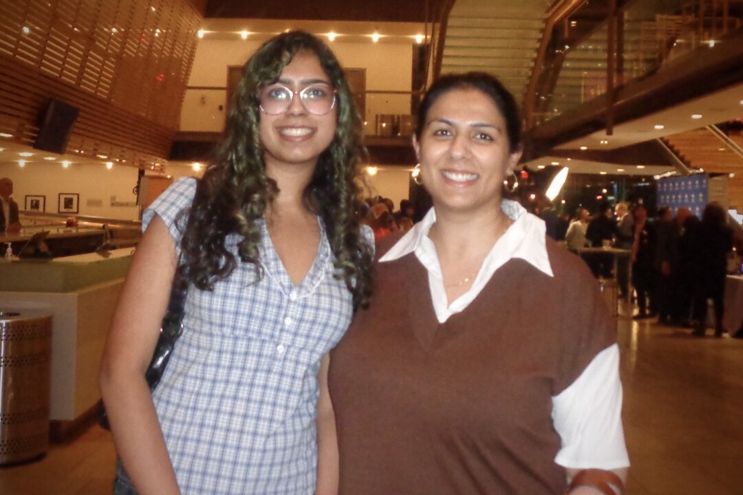 Hina Aslam (R) and her daughter Inayah enjoyed Shen Yun at the Four Seasons Centre for the Performing Arts on June 25, 2026. (Lan Wang/The Epoch Times)