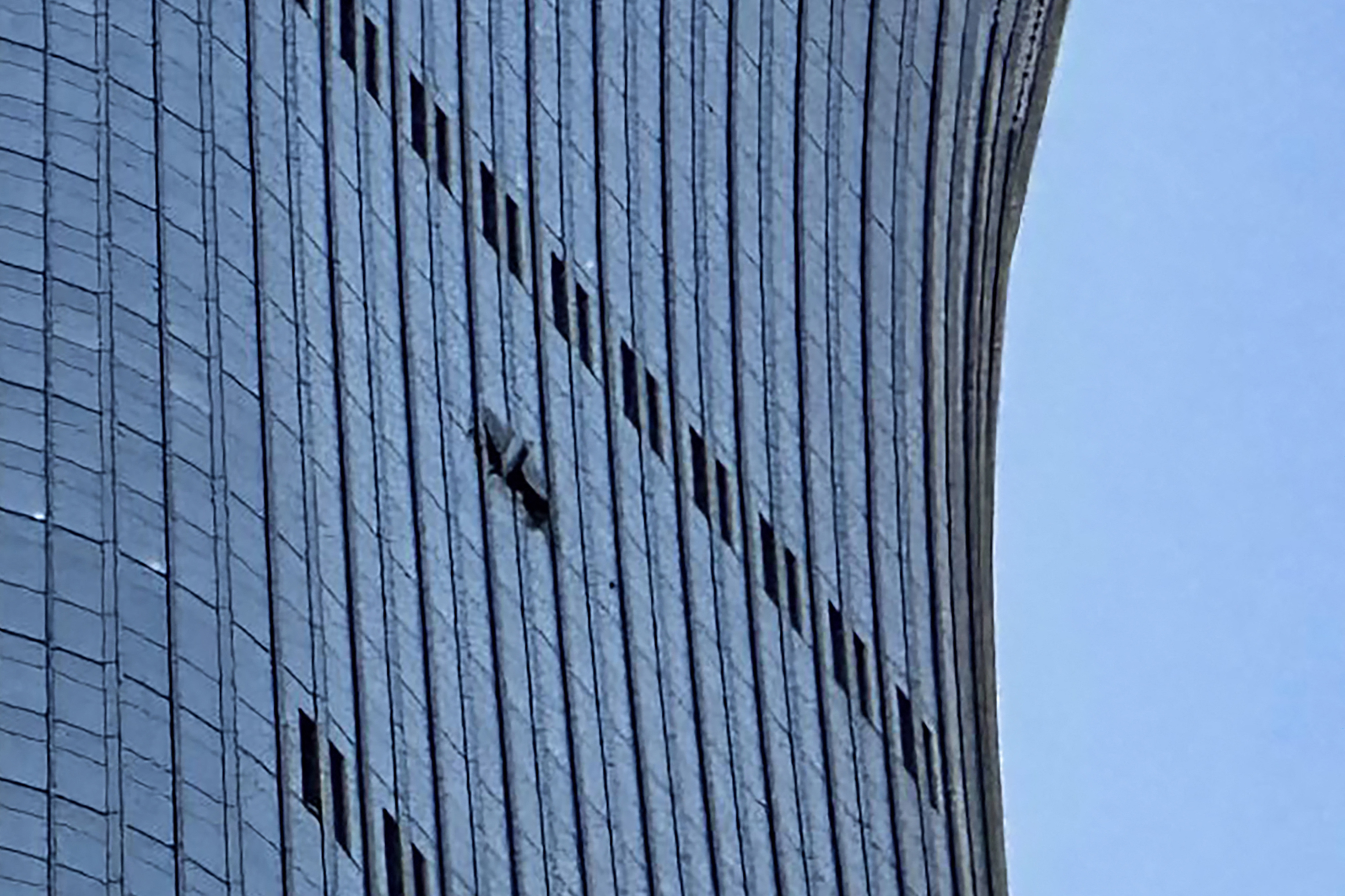 На фотографии, сделанной 26 июня 2026 года, на боковой стене башни CITIC в Пекине видна дыра. Очевидец сообщил о наличии обломков самолета у основания самого высокого здания Пекина. (Peter Catterall/AFP via Getty Images)