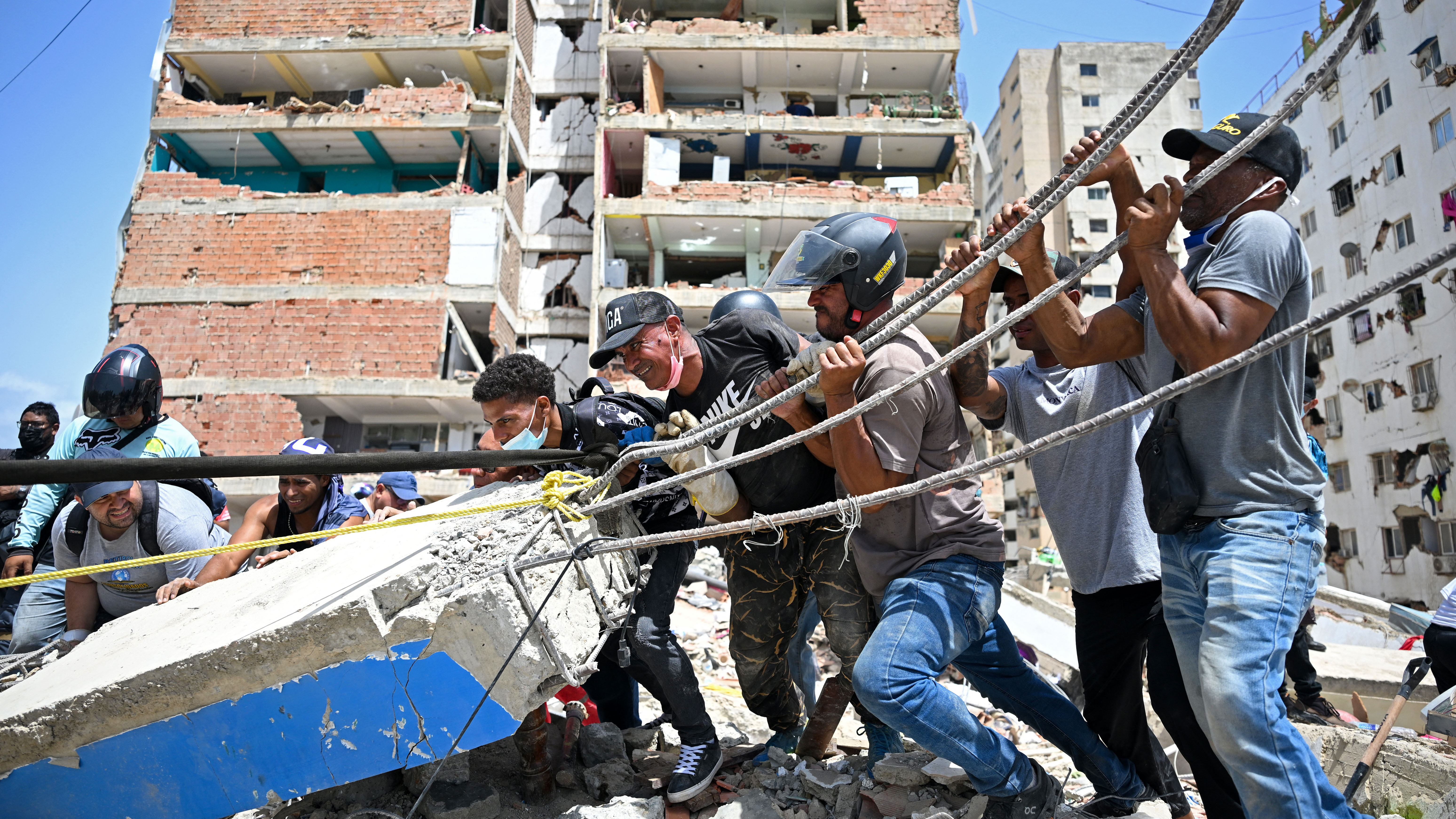 Day in Photos: Earthquake in Venezuela, Heatwave in Europe, Protests in Indonesia