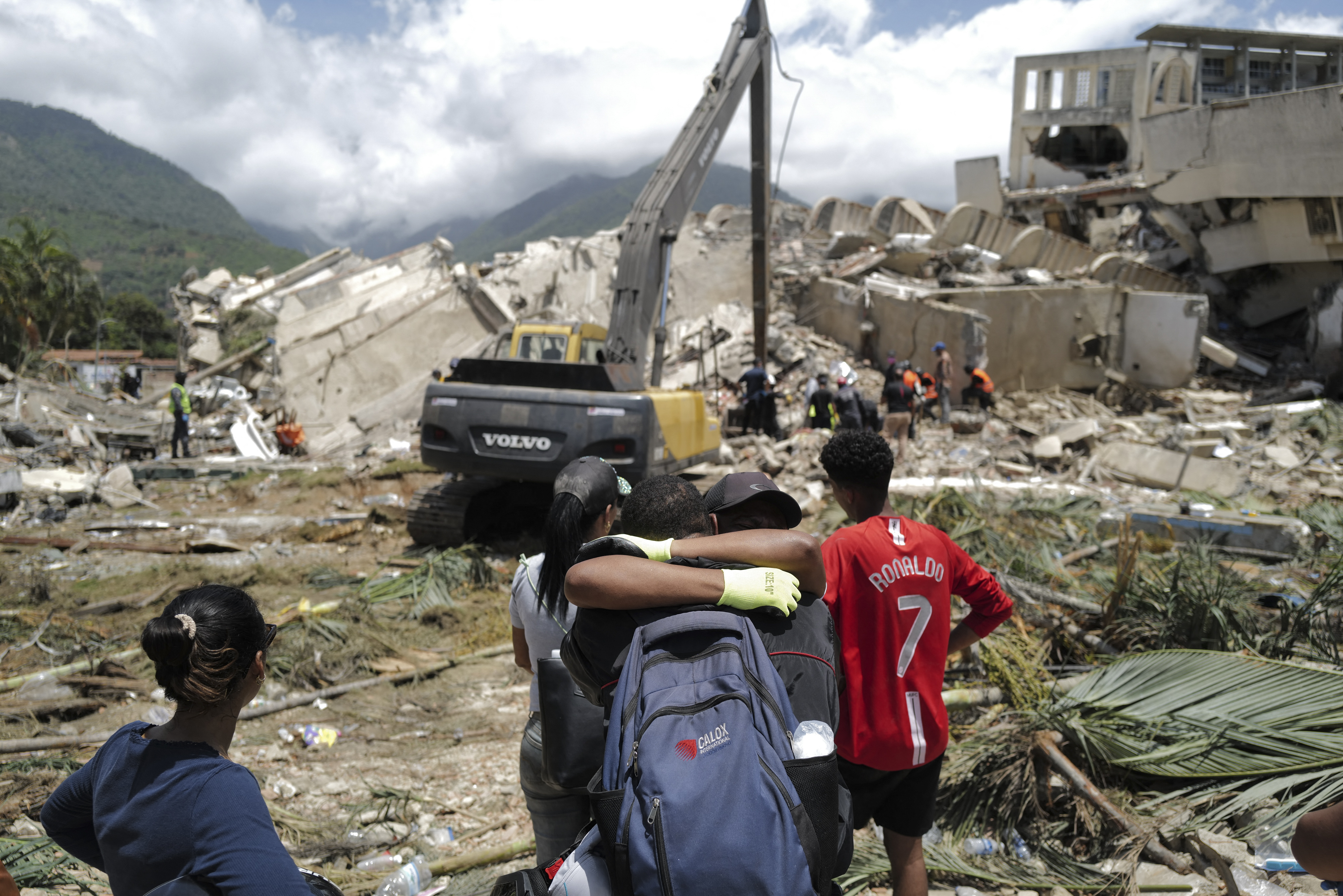 Day in Photos: Venezuela Rescue Effort, Veterans Day Tribute, and Camel Cup in Australia