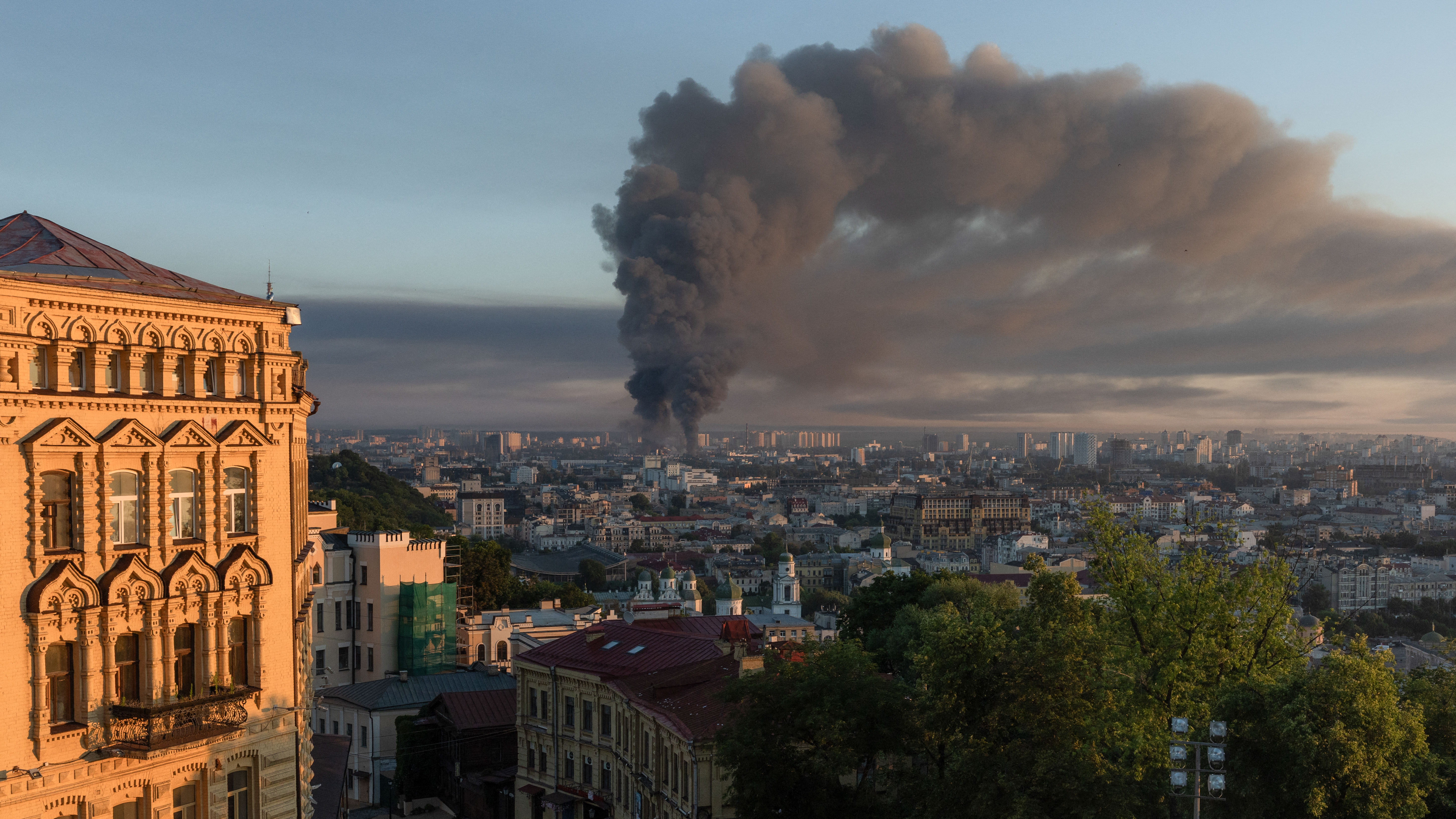 Day in Photos: Kyiv Struck by Missiles, Protests in Albania, and Heatwave in the US