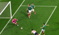 Shorthanded England Edges Mexico 3-2, Advances to Quarterfinals