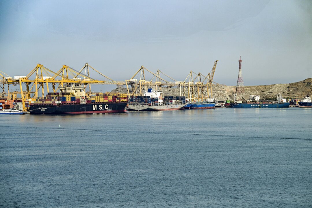 Hormuz Shipping Stalls After US and Iran Fighting Resumes