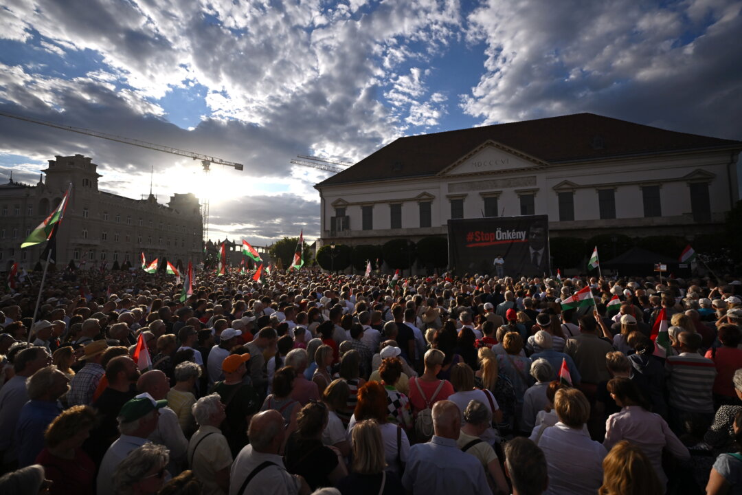 Demonstrators Protest in Hungary Against Plans to Oust President